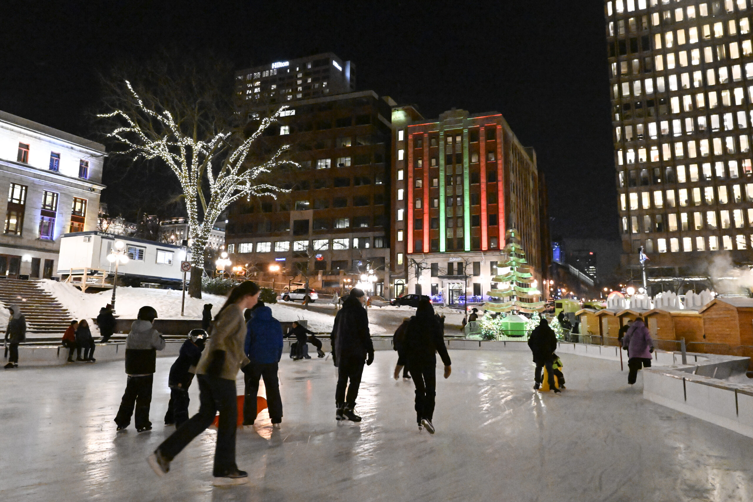 Des patineurs profitent d’une patinoire à Québec, le 21 décembre 2022. Presse canadienne, Jacques Boissinot