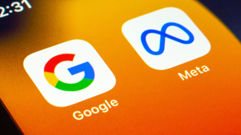 Les logos de Google et de Meta s’affichent en gros plan, sur fond orangé, sur l’écran d’un téléphone. Le logo de Google est un G majuscule rouge, jaune, vert et bleu, tandis que celui de Meta représente une boucle de l’infini stylisée, de couleur indigo.