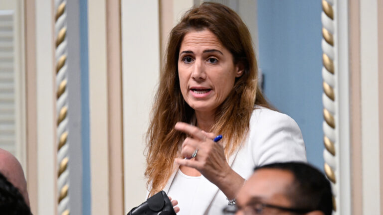 La ministre de l’Enseignement supérieur du Québec, Pascale Déry, répond à l’opposition lors de la période de questions, le jeudi 28 septembre 2023 à l’Assemblée nationale.