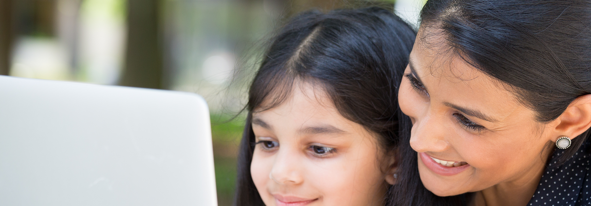WordPress-Image-mother-daughter-laptop-3
