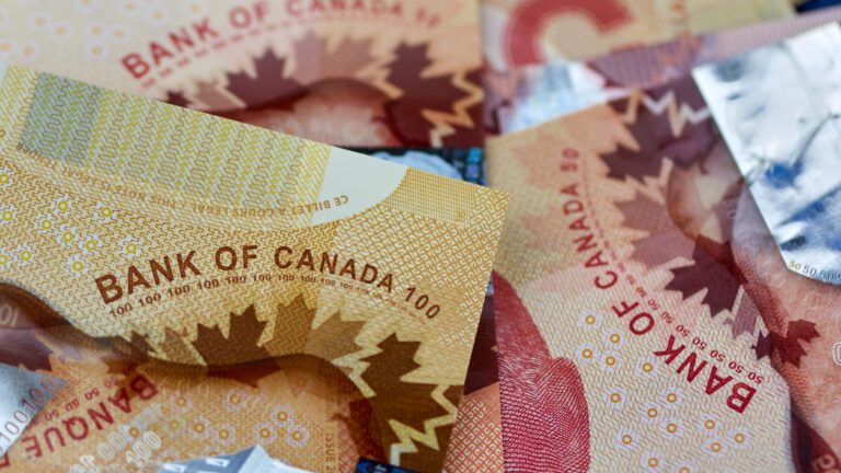 Gros plan sur des billets de 50$ en devise canadienne.