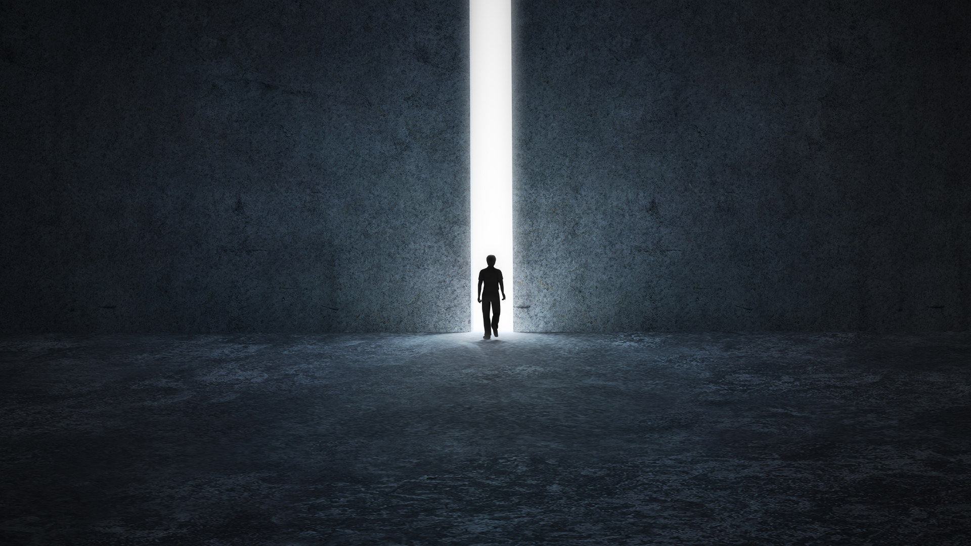 Une personne seule marche dans le noir vers une mince ouverture d’où jaillit une forte lumière blanche.