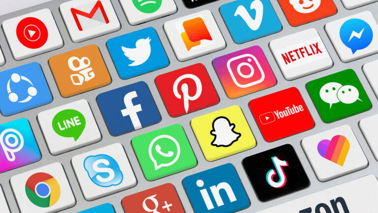 L’image montre un clavier, mais à la place des lettres, chaque touche porte le logo d’une grande entreprise de technologie ou de médias sociaux.