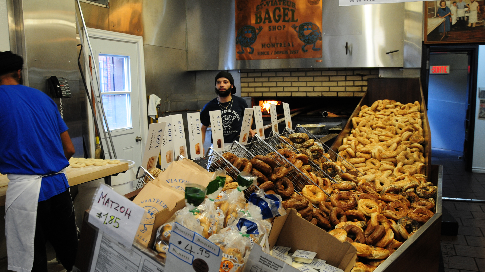 Deux employés de St-Viateur Bagel, à Montréal.