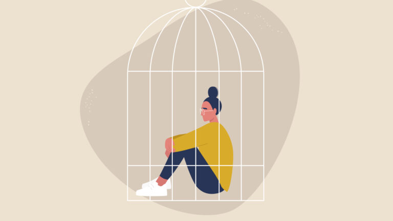 Illustration d’une jeune femme assise dans une cage à oiseaux. Elle est vêtue d’un pantalon noir, de baskets blanches et d’un pull marron clair. Elle porte une paire de lunettes blanches et ses cheveux noirs sont coiffés en chignon sur le dessus de la tête. Ses bras entourent ses tibias. Le fond de l’image est de deux tons de marron.