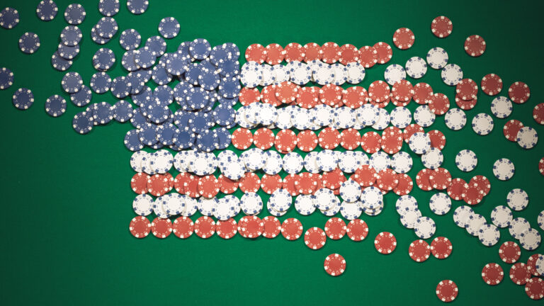 Des jetons de poker forme un drapeau américain en train de se défaire.