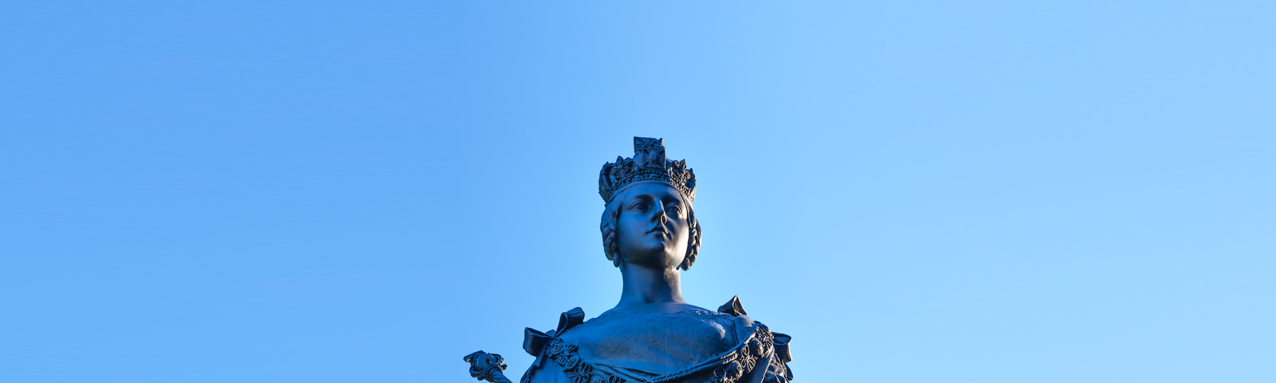 queen-of-england-statue2