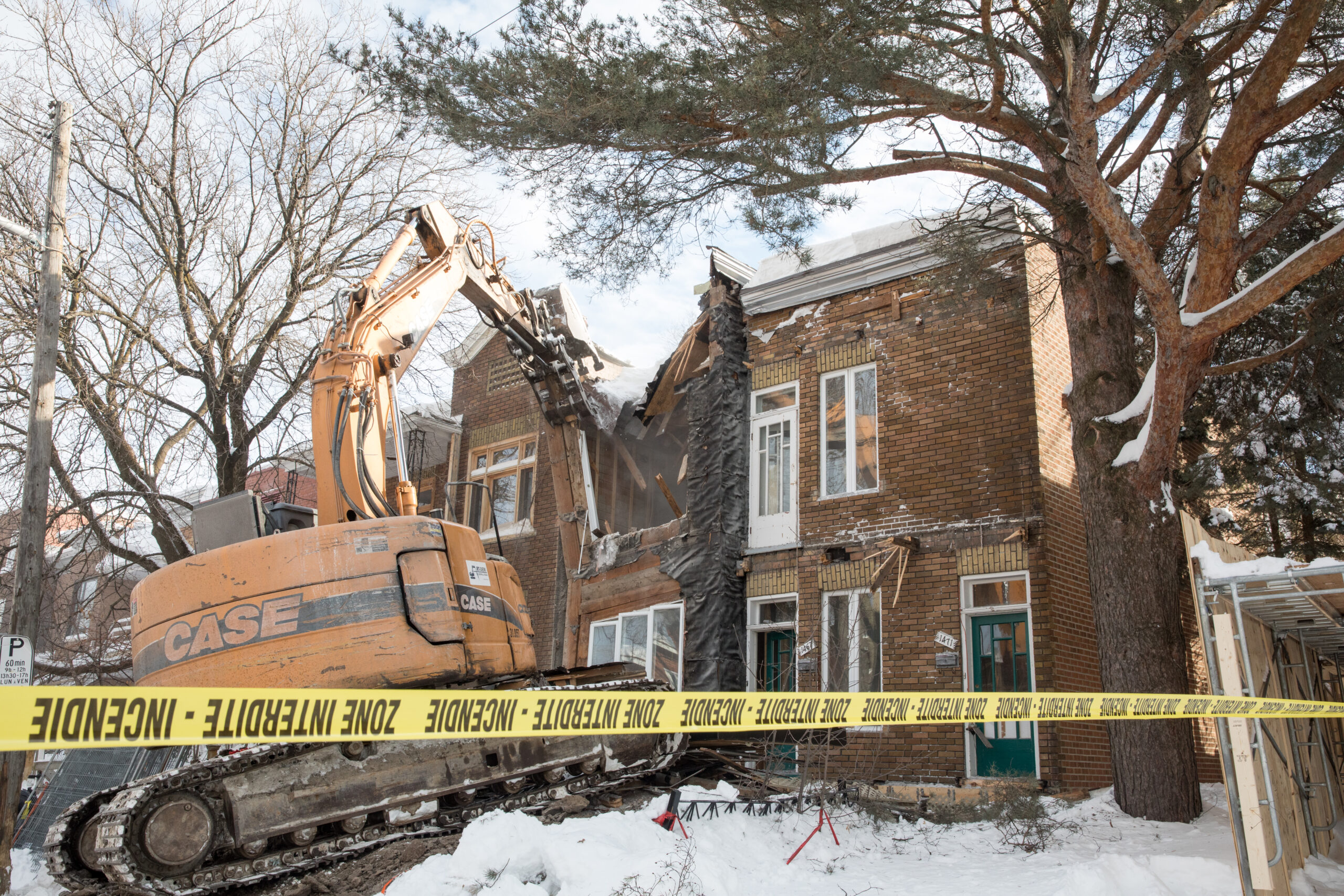Quebec,,Canada,-,January,2019,-,High,Reach,Demolition,Excavator