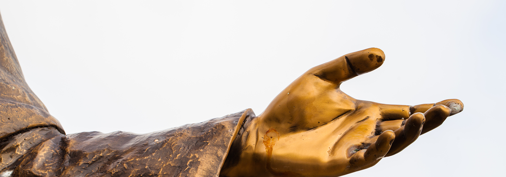 statuehand2