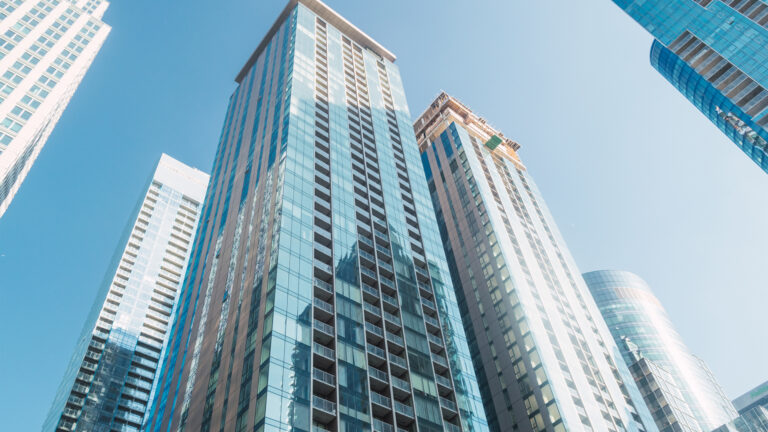 Vue en contre plongée de grands bâtiments au centre-ville de Montréal.