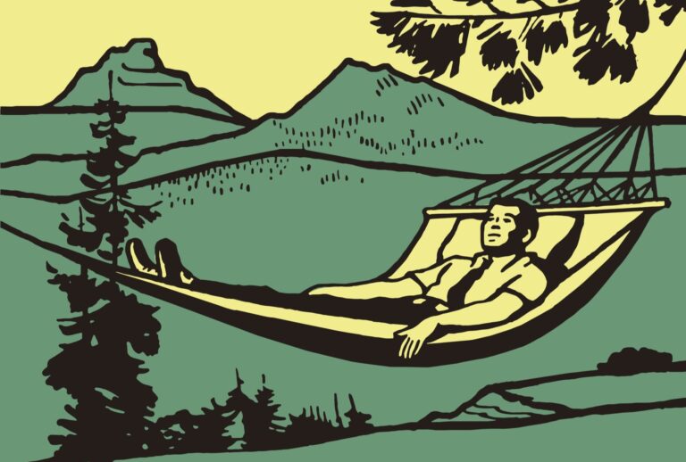 Un homme est étendu dans un hamac.