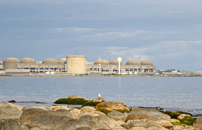 Vue d'une centrale nucléaire sur la rive du lac Ontario.