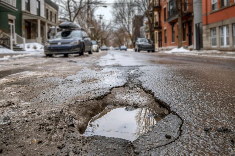 Nid-de-poule dans une rue de Montréal.
