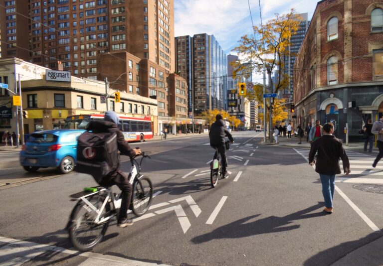 Des cyclistes circulent sur une piste cyclable au centre-ville de Toronto.