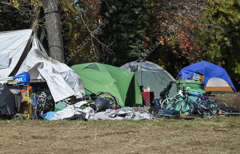 Une tente, des déchets et des effets personnels dans un campement de personnes sans-abri sur la rue Notre-Dame dans l’est de Montréal