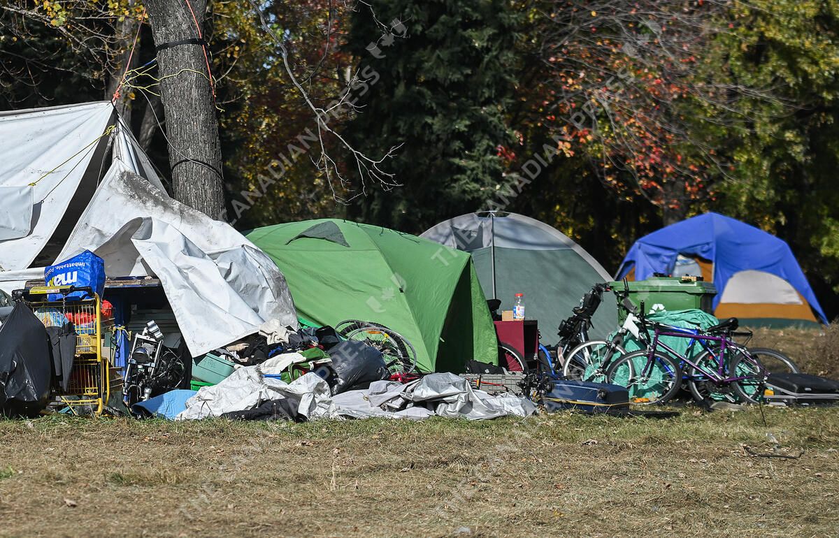 Une tente, des déchets et des effets personnels dans un campement de personnes sans-abri sur la rue Notre-Dame dans l’est de Montréal