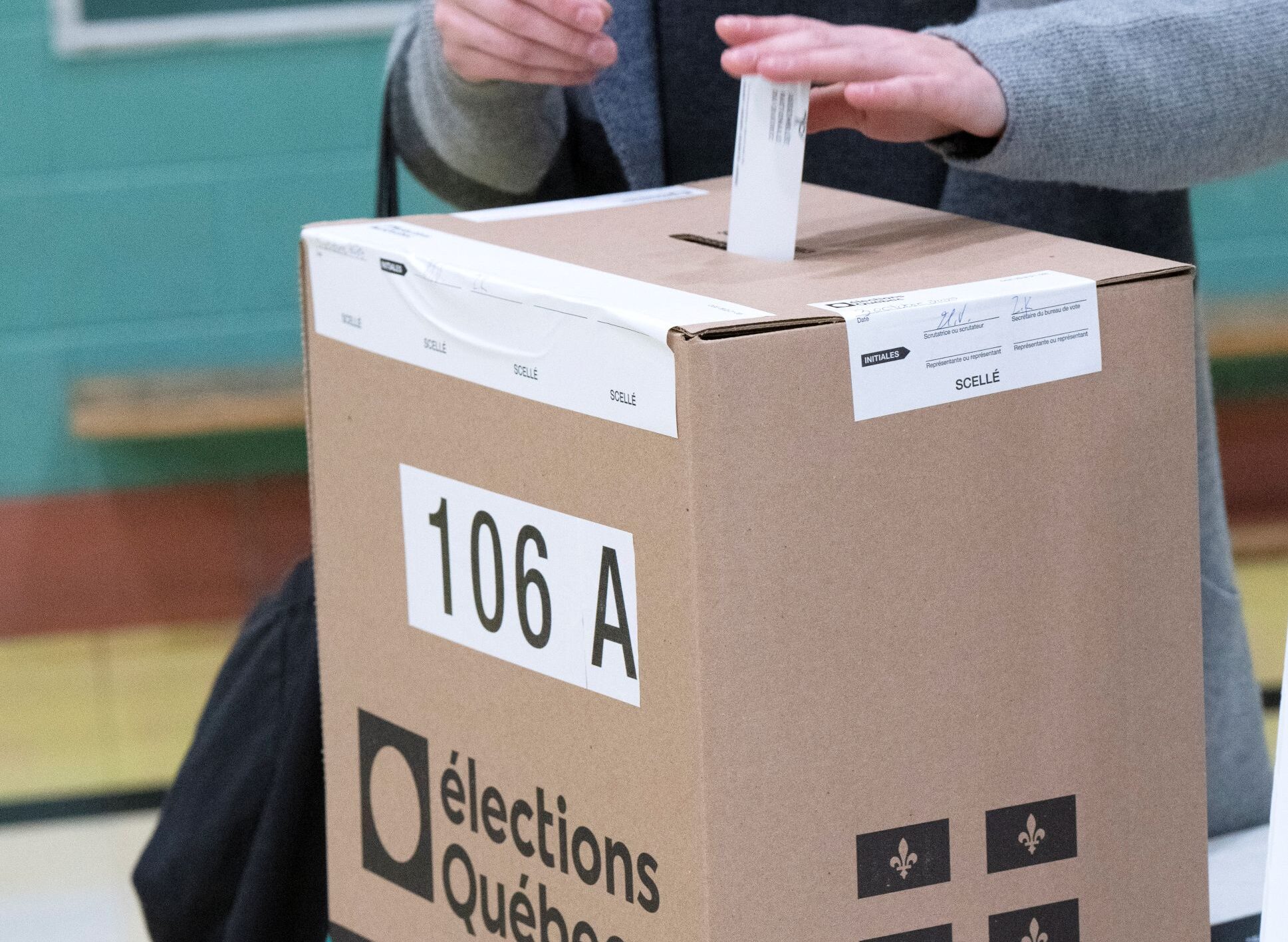 Un électeur dépose son bulletin de vote lors de la dernière élection provinciale québécoise, le lundi 3 octobre 2022, à Montréal. LA PRESSE CANADIENNE/Ryan Remiorz.