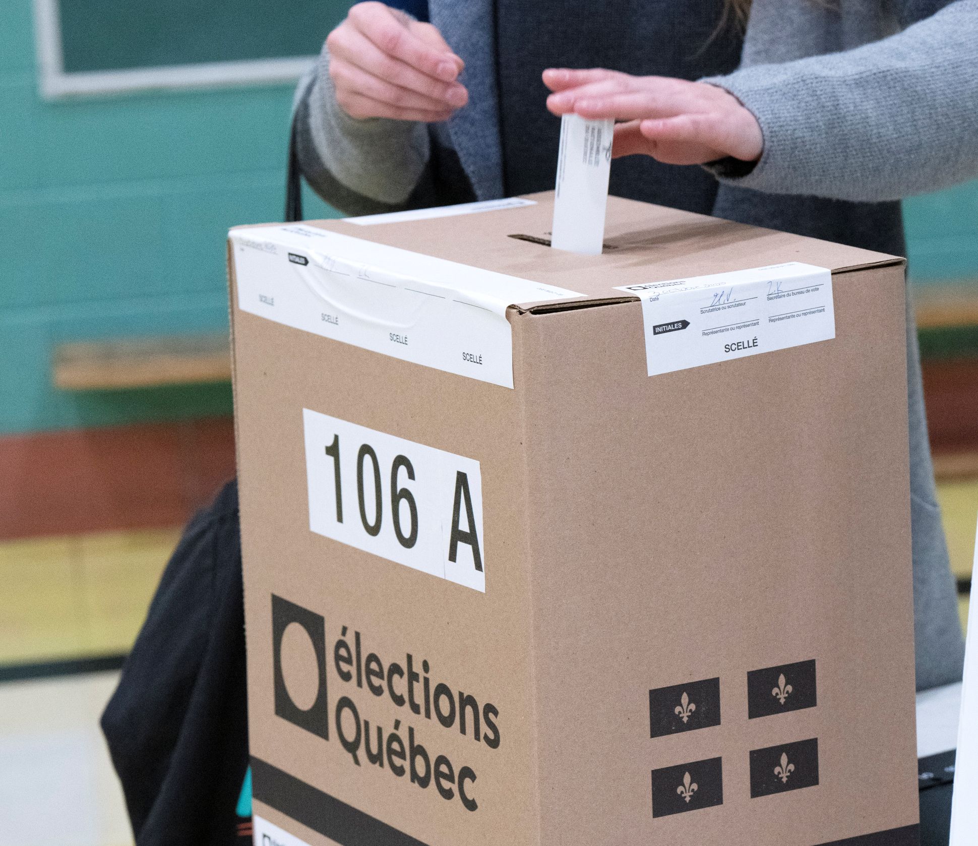 Un électeur dépose son bulletin de vote lors de la dernière élection provinciale québécoise, le lundi 3 octobre 2022, à Montréal. LA PRESSE CANADIENNE/Ryan Remiorz.