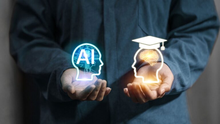 Personne en costume tenant dans ses mains des représentations lumineuses d’une tête portant une toque universitaire et d’une tête marquée « IA », symbolisant le lien entre éducation et intelligence artificielle.