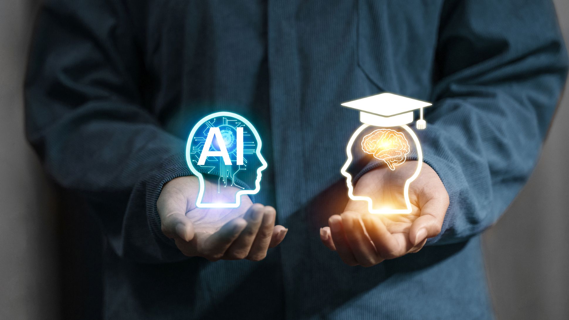 Personne en costume tenant dans ses mains des représentations lumineuses d’une tête portant une toque universitaire et d’une tête marquée « IA », symbolisant le lien entre éducation et intelligence artificielle.