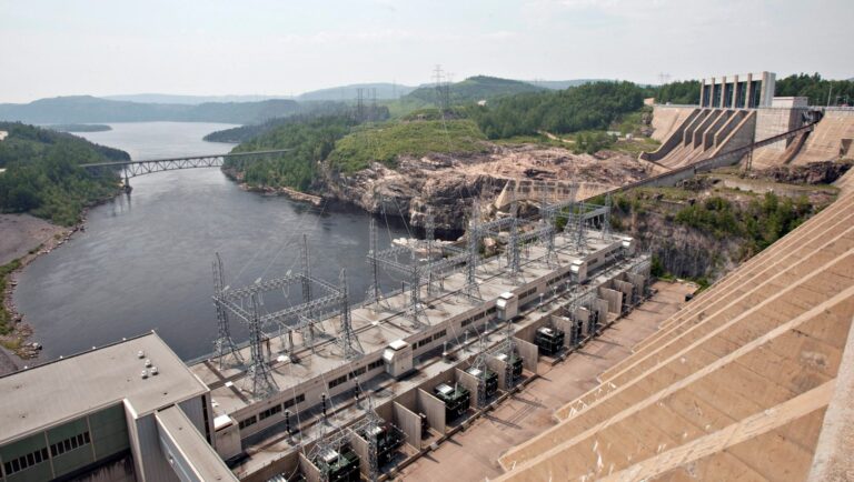 Vue aérienne du barrage hydroélectrique Jean-Lesage.