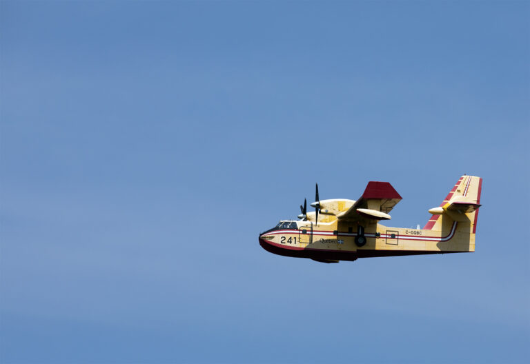 Le CL-415 jaune se détache sur un ciel d’un bleu éclatant.