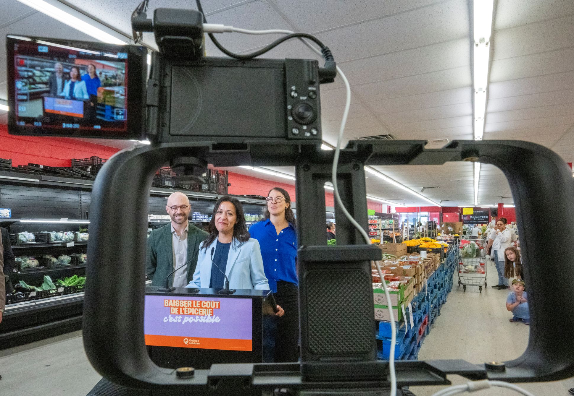 Les porte-parole de Québec solidaire, Ruba Ghazal, au centre, et Sol Zanetti, à gauche, s’adressent aux médias en compagnie de la candidate locale Stéphanie Vachon dans une épicerie à bas prix de Sherbrooke, au Québec, le vendredi 28 août 2026. Les Québécois se rendront aux urnes le 5 octobre 2026 pour une élection provinciale. LA PRESSE CANADIENNE/Christinne Muschi
