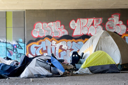 Image for Les campements sont un problème national (et non seulement municipal)