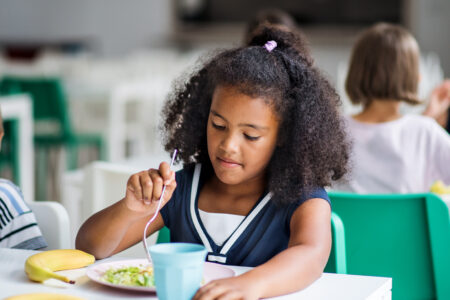 Image for Un programme national de repas scolaire ferait plus que nourrir les élèves